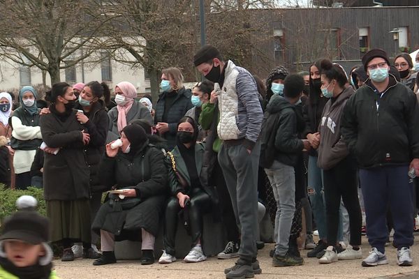 Le rassemblement devant le centre socio-culturel Wagner, à Mulhouse, a réuni 350 personnes.