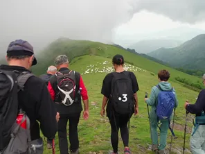 Sur le GR10 les passionnés admirent un paysage changeant selon les saisons.