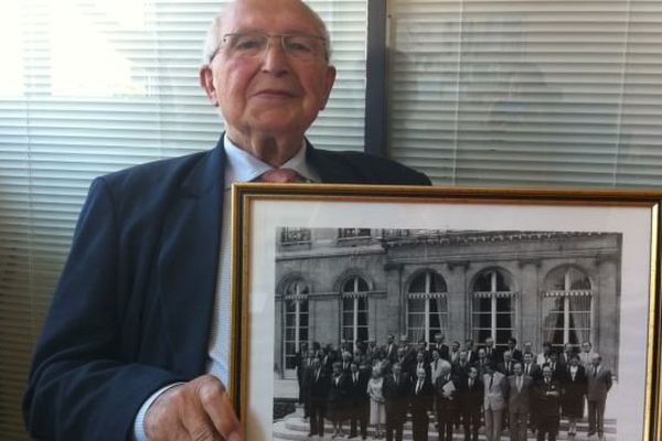 Louis Mexandeau présente la photographie du premier gouvernement Mitterrand-Mauroy de mai 1981.