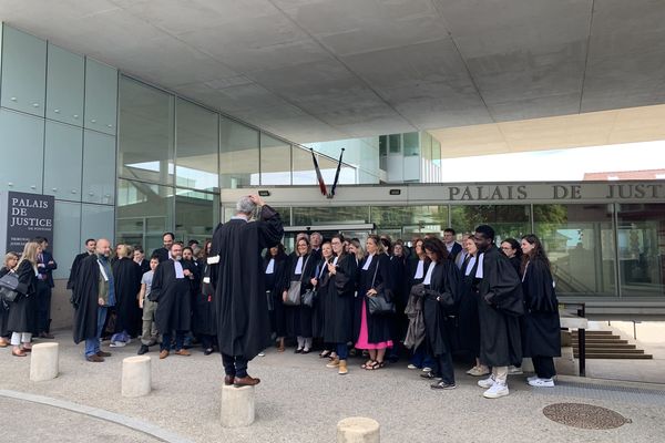 Un rassemblement en soutien aux avocats ciblés était organisé devant le tribunal de Pontoise.