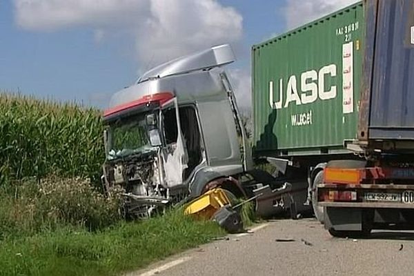 Le choc a été violent entre le poids lourd et les deux véhicules