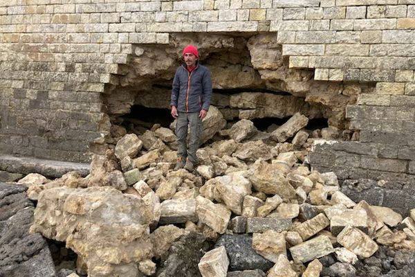 Les habitants de l'île d'Aix ont constaté, ce jeudi 2 novembre, un trou de 3 mètres de long et de près de 2 mètres de haut sur un des remparts de l'île.