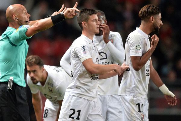 L'arbitre de la rencontre Rennes - Caen au Roazhon Park à Rennes - 30/09/2017