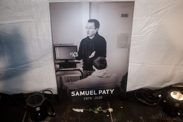 Un portrait de Samuel Paty présenté lors d’une marche blanche en hommage au professeur à Conflans-Saint-Honorine, le 20 octobre 2020.