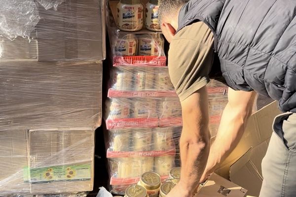 Le nouveau stock des pots El Mordjene au Global Discount, à Noailles, Marseille.