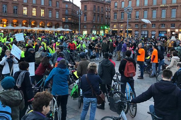 Plusieurs centaines de personnes manifestent place du Capitole à Toulouse pour réclamer plus une amélioration de la mobilité au quotidien pour les piétons et les cyclistes.