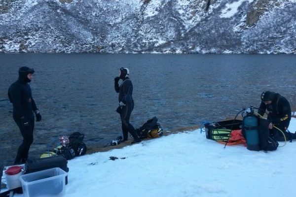 21/11/14 - Des scientifiques plongent dans le lac de Melo (Haute-Corse) pour en observer la biodiversité