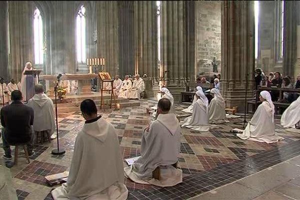 Cinq moines et sept moniales des Fraternités Monastiques de Jérusalem vivent actuellement à l'abbaye du Mont Saint-Michel.