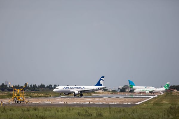 Pour ce qui est d'Orly et des autres aéroports concernés, la DGAC invite "les passagers qui le peuvent à reporter leur voyage et à s'informer auprès de leur compagnie aérienne pour connaître l'état de leur vol" (illustration).