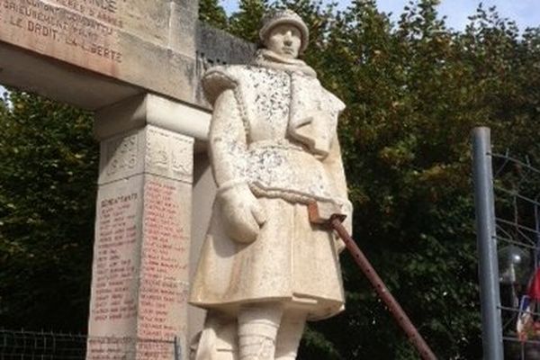 Le soldat du monument d'Avallon est le seul en France à ne pas porter d'arme.