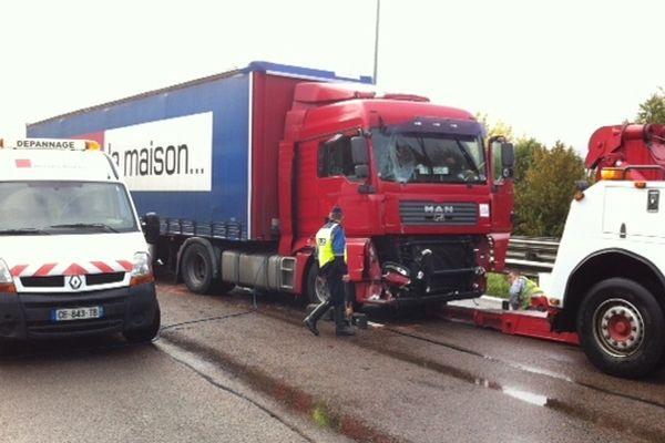 Trois poids lourds impliqués dans l'accident sur l'A 20, mardi 9 octobre 2012