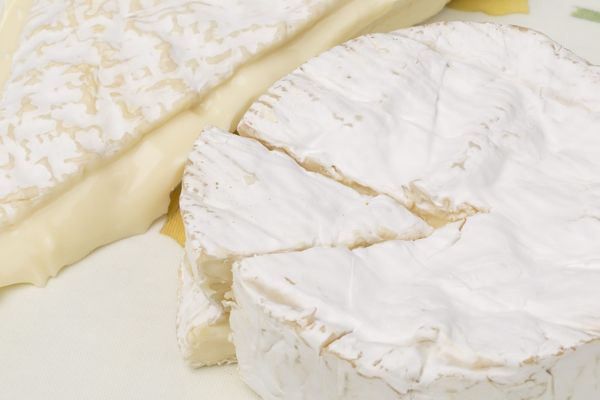 Par mesure de précaution, l'ensemble des fromages au lait cru et au lait pasteurisé de la société fromagère de Saint-Siméon ont été retirés de la vente.