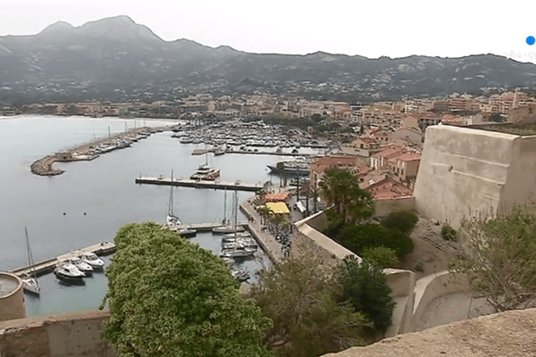 Peu de touristes à Calvi, pour l'instant.