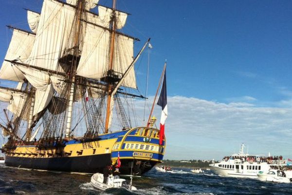 L'Hermione, réplique du trois mâts de La Fayette, quitte le port de Brest et fait route vers Bordeaux.