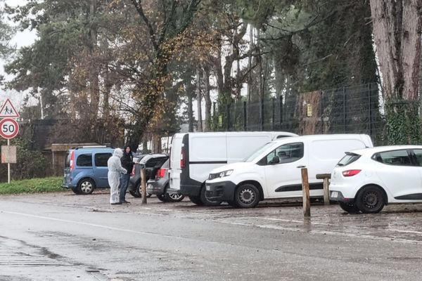 Un enfant de trois ans avait été retrouvé mort sur un parking de Publier (Haute-Savoie) ce lundi 11 décembre.