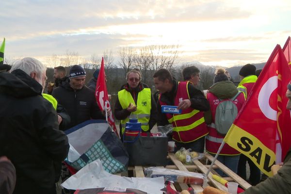 Les militants de la CGT ont bloqué la zone d'activité Alpespace ce mercredi.