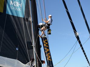 Photo envoyée depuis le bateau New Europe arrêté pour réparer la grande voile, à Las Palmas, Gran Canaria, lors de la course à la voile du Vendée Globe, le 18 novembre 2024