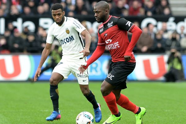 Le milieu de terrain monegasque Thomas Lemar, à la lutte contre Yannis Salibur de l'EAG 