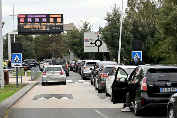 Les chauffeurs VTC, qui ont entravé la circulation lundi matin pour protester contre leurs conditions de rémunération, recommencent ce mardi matin.