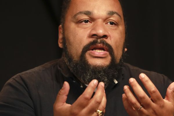 Dieudonné en 2017 pendant sa campagne législative au Théâtre de la Main d'Or.