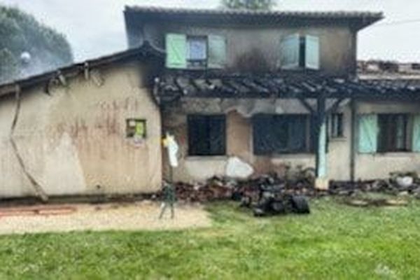 La photo a été prise par les gendarmes lot-et-garonnais intervenus sur place. Les flammes ont détruit le garage de la maison et la toiture.