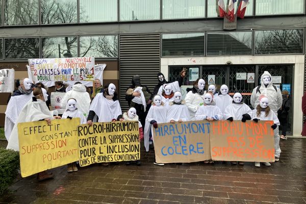 Des familles se sont mobilisées devant l'inspection des Ardennes, ce mercredi 8 mars