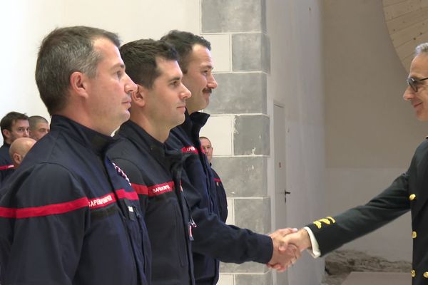 Les trois sapeurs pompiers ont été distingués pour "acte de bravoure et dévouement".