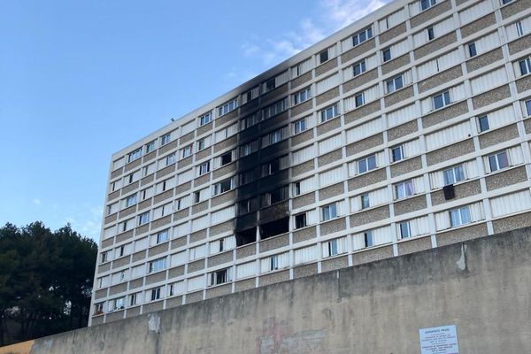 L'incendie s'est déclaré au deuxième étage de ce bâtiment du 15e arrondissement, cité du Parc Kalliste à Marseille.