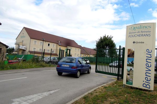 L'Ehpad des Opalines de Foucherans suspend les visites de ses résidents après l'annonce d'un cas de Covid-19 dans la famille d'un pensionnaire.