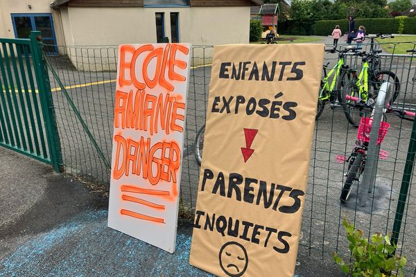 Des traces d'amiante ont été décelées dans l'école d'Amayé-sur-Orne, les parents manifestent leur inquiétude.