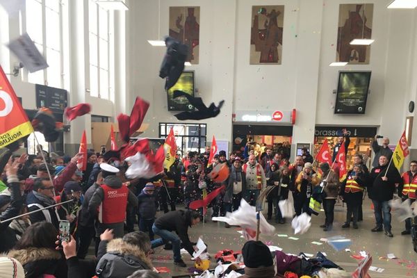 A Clermont-Ferrand, des cheminots opposés à la réforme des retraites ont envahi le hall de la gare SNCF.