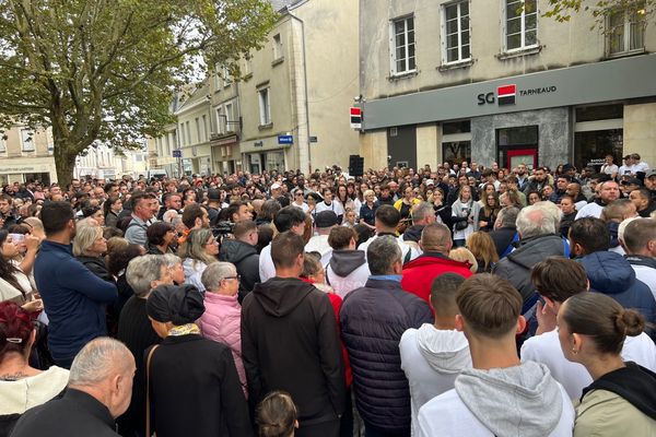 Rassemblés autour de la famille de Simon, plus de 1 500 personnes sont venues, à Issoudun, rendre hommage au jeune homme tué une semaine plus tôt.