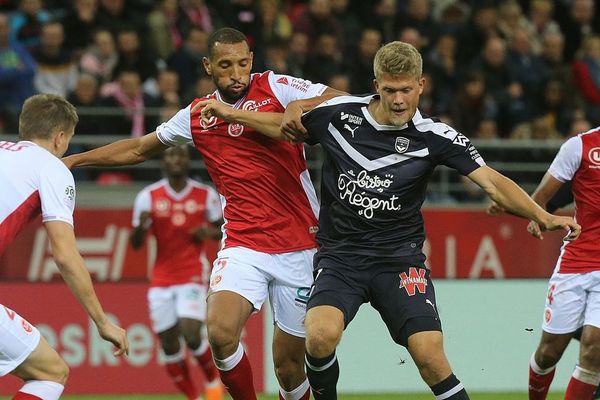 Le défenseur rémois Yunis Abdelhamid à la lutte avec le Bordelais Andréas Cornelius.