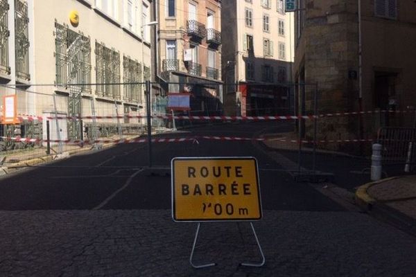 Vendredi 25 octobre, au lendemain de l'effondrement d'une partie d'un immeuble, la rue François Mitterrand est fermée à la circulation à Thiers, dans le Puy-de-Dôme.