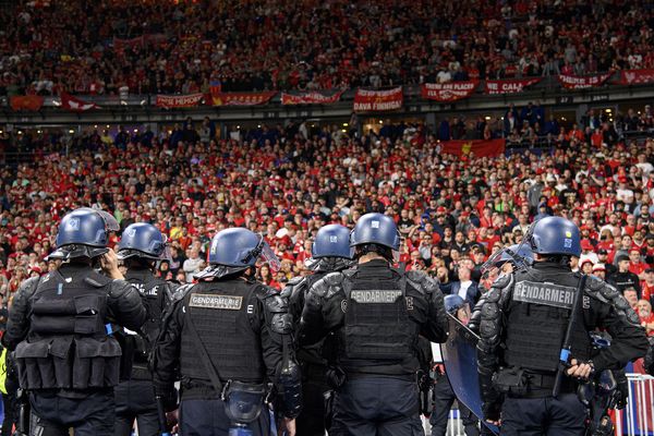 Des gendarmes français face à des supporters de Liverpool, le 28 mai 2022 au Stade de France.