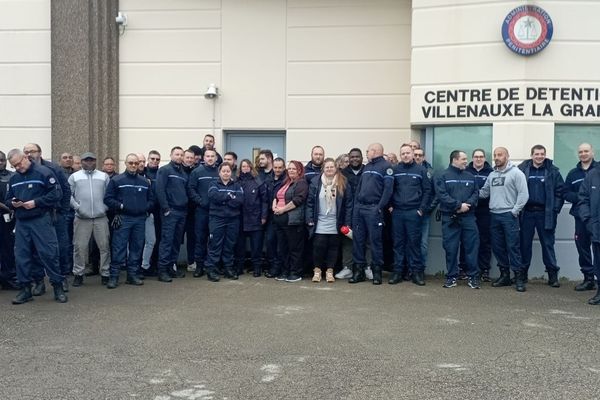 Mobilisation des agents pénitentiaires devant la prison de Villenauxe-La-Grande