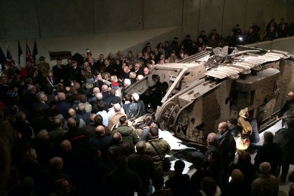 L'armée britannique du Royal Tank Regiment, Mark Lancaster Ministre d'Etat des forces armées de Grande-Bretagne et Xavier Bertrand Président de la Région Hauts-de-France ont inauguré le Centre d'interprétation de la bataille de Cambrai "Cambrai Tank 1017" à Flesquières