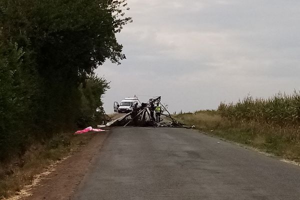 L'ULM s'est écrasé sur la route