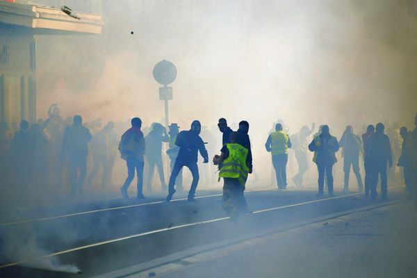 Mercredi 27 mars, un habitant de Clermont-Ferrand a été placé en garde à vue, soupçonné d'avoir lancé des projectiles aux forces de l'ordre en marge de la manifestation des gilets jaunes du 23 février 2019.