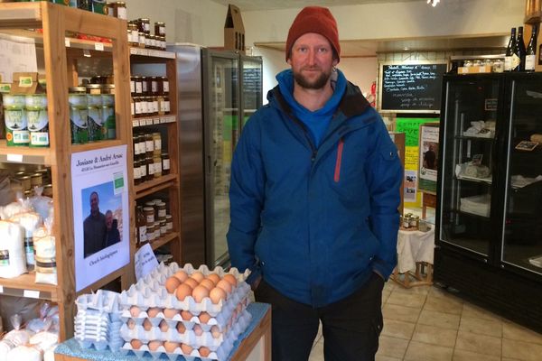 Thomas Delauge comme les autres producteurs locaux vend ses produits au "Comptoir Sève" au Monastier-sur-Gazeille en Haute-Loire.