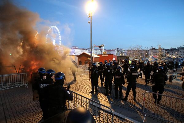 Les policiers mobilisés sur le Vieux Port face aux gilets jaunes.