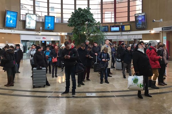 En gare de Dijon, les voyageurs sont nombreux à attendre leur train, en retard.