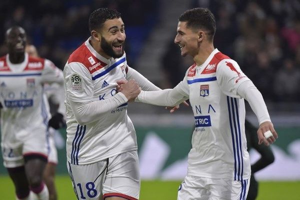 Nabil Fekir et Houssem Aouar se congratulent après avoir marqué contre Monaco  