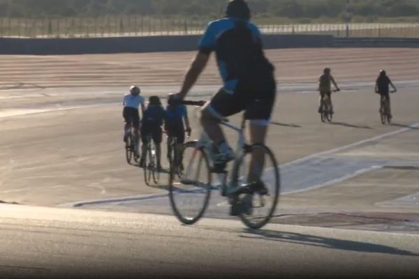 Des cyclistes amateurs sur le circuit du Castellet (Var), le 1er août 2023.