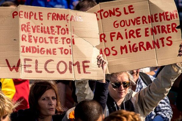 Entre 2 000 et 3 000 personnes ont participé ce samedi à une marche pour souhaiter la "bienvenue" aux migrants à Calais.