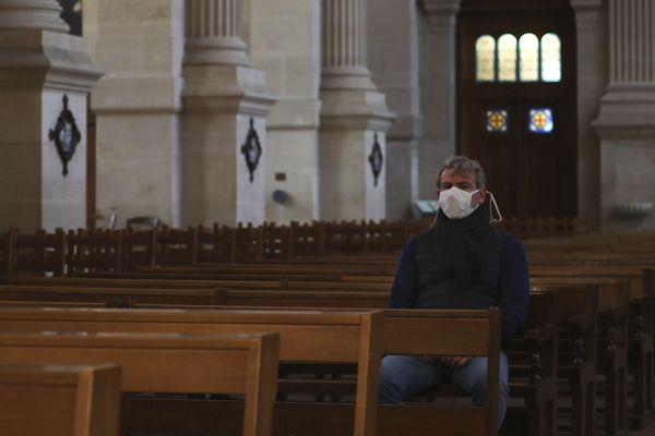 Un homme portant un masque dans l'église Saint Francois-Xavier à Paris pendant le confinement. (Illustration)