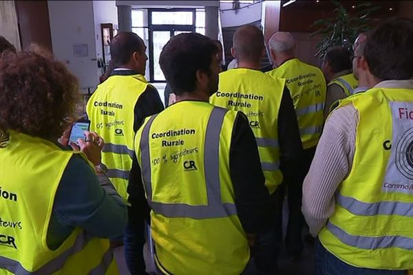 Une quarantaine d'agriculteurs n'ont pas hésité ce mardi matin à envahir l'agence de services et de paiement de Limoges