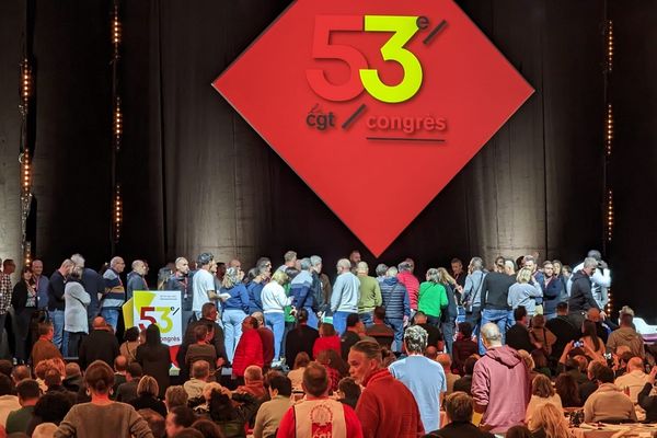 La scène a été envahie lors du congrès de la CGT à Clermont-Ferrand, le lundi 27 mars.