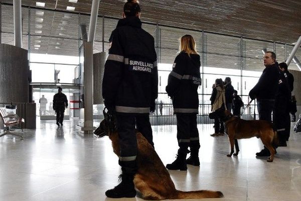 Des patrouilles de sécurité à l'aéroport international de Roissy le 23 mars 2016 après les attentats de Bruxelles. 