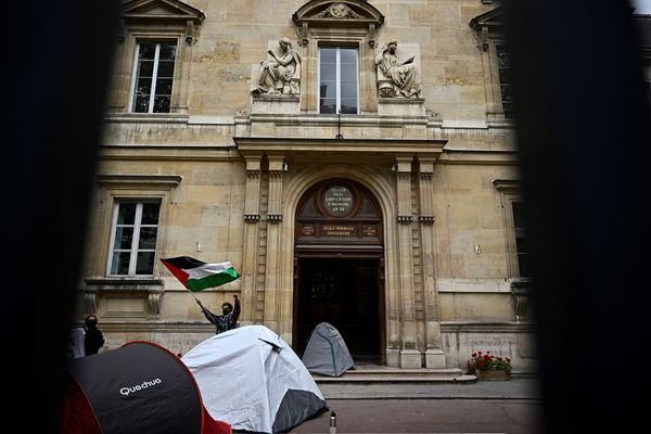 Des militants pro-palestiniens évacués de l'ENS rue d'Ulm à Paris ce dimanche.